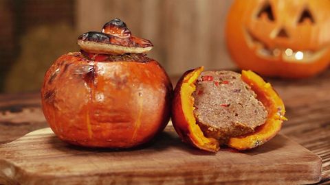 Halloween Rezept: Leckerer Hokkaido-Kürbis mit Hackfleisch-Gemüse-Füllung