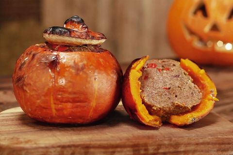 Halloween Rezept: Leckerer Hokkaido-Kürbis mit Hackfleisch-Gemüse-Füllung