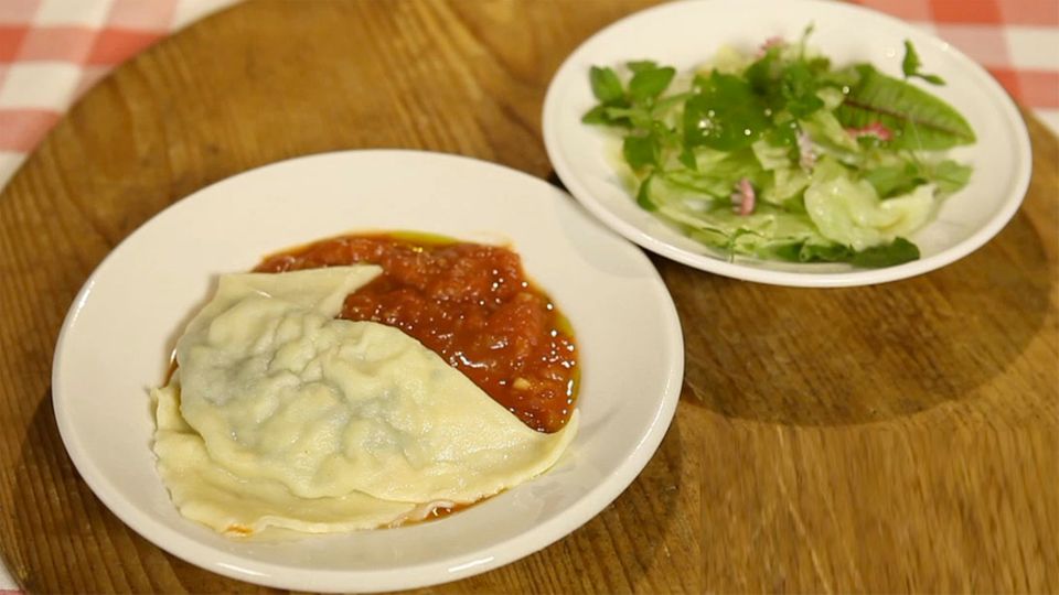 Rezept im Video: So gelingen vegetarische Maultaschen Rezept im Video: So gelingen vegetarische Maultaschen