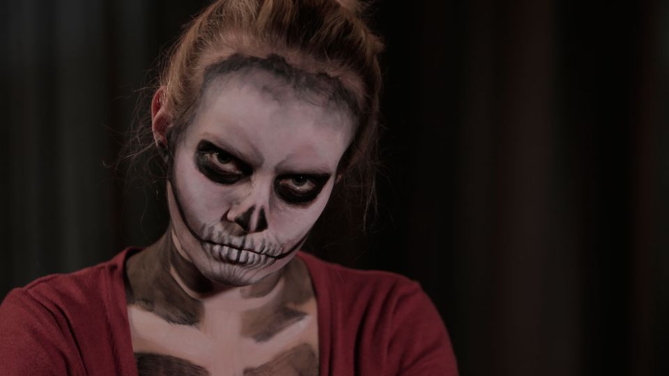 Halloween Make-up: So schminken Sie sich eine gruselige Totenkopf-Maske