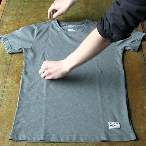 Person faltet T-Shirt