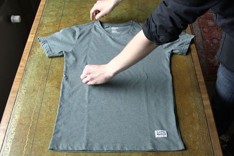 Person faltet T-Shirt