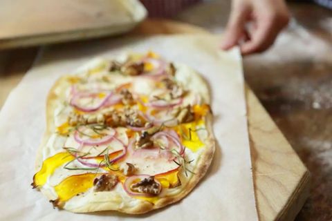 Leckere und einfache Rezeptidee: Dieser Kürbisflammkuchen vergoldet graue Herbsttage