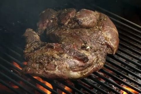 Grillen für Profis: Geduld und wenig Hitze: So gelingt die perfekte Lammkeule