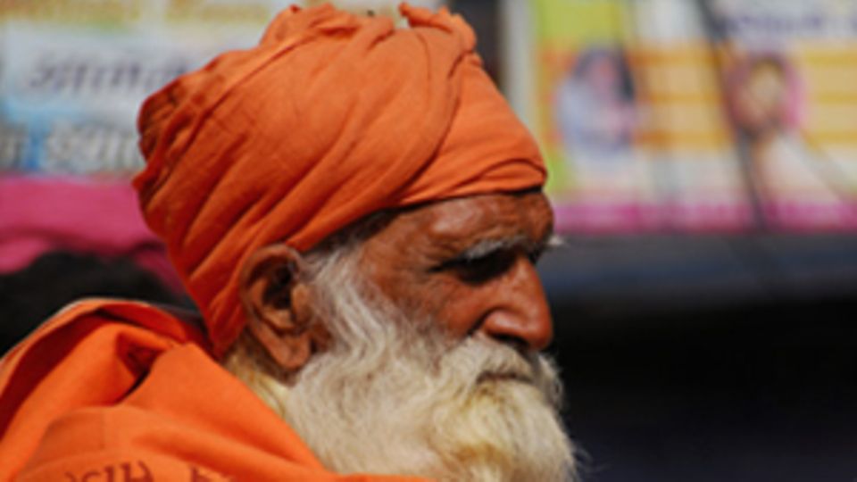 Ein alter indischer Mann mit orangenem Turban.