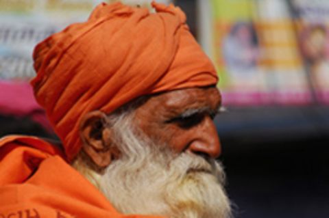 Ein alter indischer Mann mit orangenem Turban.