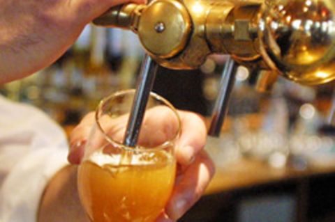 Ein Bier wird gezapft.