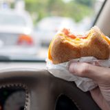 Ebenso verhält es sich mit Speis und Trank. Ein Happen während der Fahrt ist nicht verboten, verliert man aber das Verkehrsgeschehen aus den Augen, weil man den Brötchenbelag vom Beifahrersitz kratzt, gibt es Probleme.