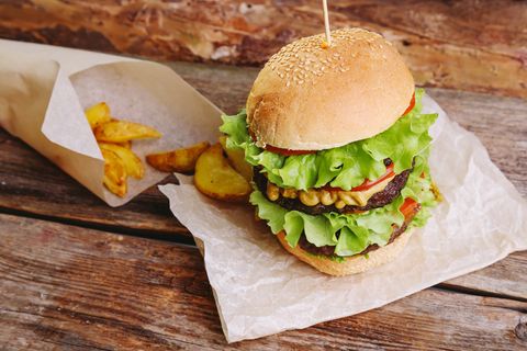 Warum eigentlich nicht mal Reh auf den Burger? Funktioniert genauso gut und schmeckt unwiderstehlich gut.