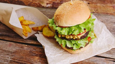 Warum eigentlich nicht mal Reh auf den Burger? Funktioniert genauso gut und schmeckt unwiderstehlich gut.