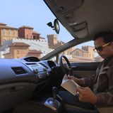 Leseratten haben es schwer. Zeitungen oder Magazine dürfen nicht am Steuer gelesen werden.