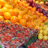 Obst im Supermarkt probieren