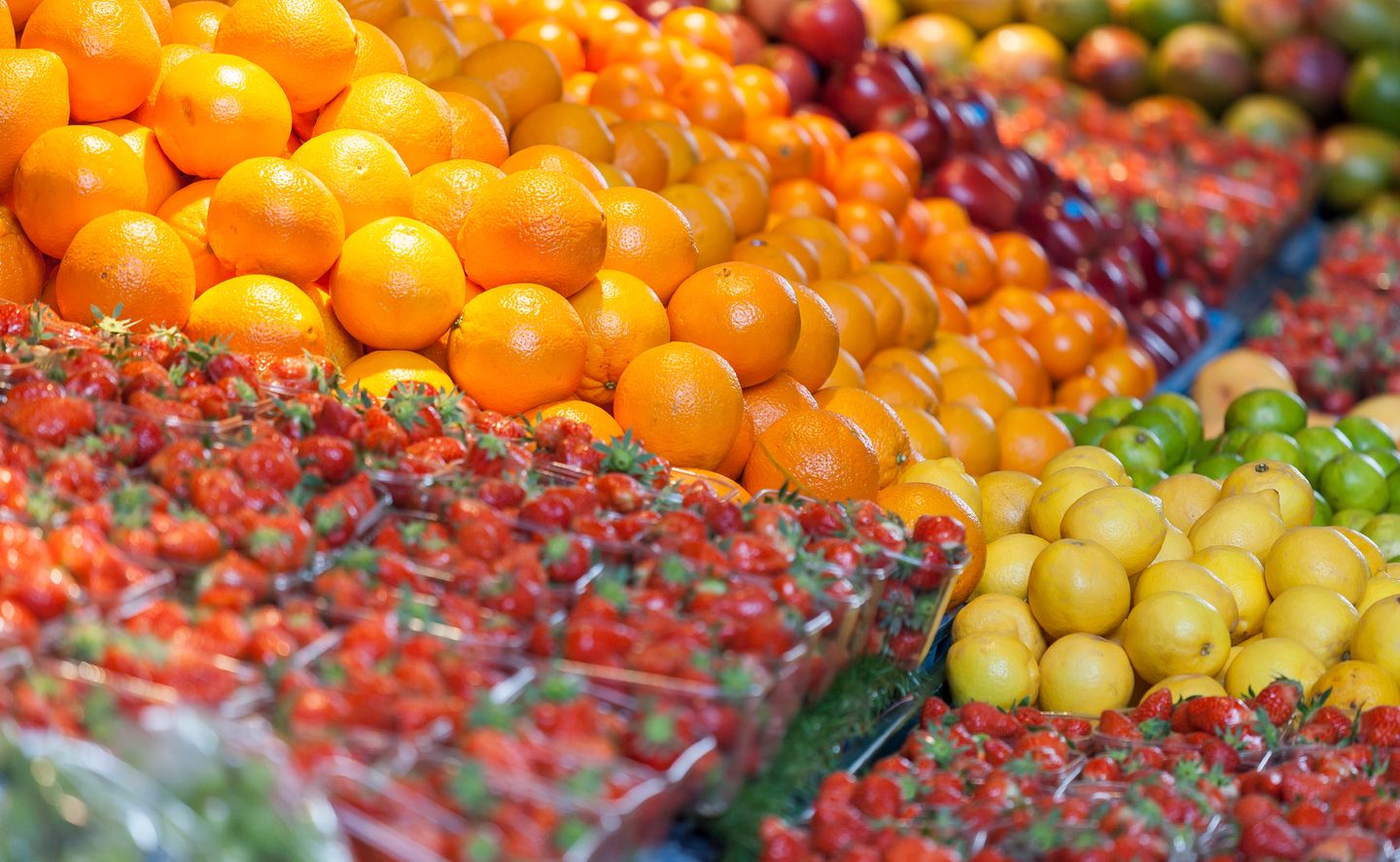 Obst im Supermarkt probieren Obst im Supermarkt probieren