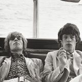 1966 gelang es Linda McCartney in New York, Brian Jones und Mick Jagger in einem Moment der Entspannung einzufangen.