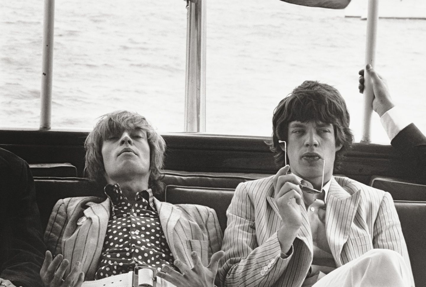 1966 gelang es Linda McCartney in New York, Brian Jones und Mick Jagger in einem Moment der Entspannung einzufangen.