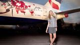 Supermodel Georgia May Jagger vor einer Boeing 777 von British Airways mit Spezialbemalung. Die chinesische Mode-Designerin Masha Ma hat Anfang März den Passagierjet mit Bambus- und Rosenornamente in ein fliegendes Symbol für west-östliche Partnerschaft verwandelt.