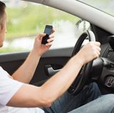 Beim Handy am Steuer ist der Staat strikt. Hier gilt: Berühren verboten. Bereits das Ablesen einer Nachricht wird bestraft. Paradox: Liest man die gleiche Nachricht auf dem Fahrzeugdisplay, ist für die Polizei alles in Ordnung. Benutzt ein Trucker sein Funkgerät, ist das auch legal, denn es ist kein Telefon.