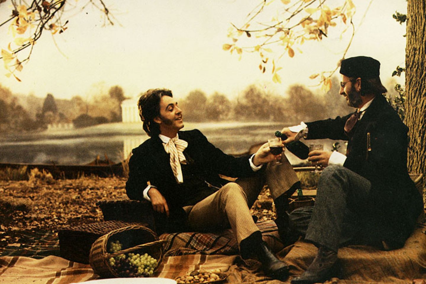 Geburtstag: 1984 spielte Ringo Starr mit seinem früheren Bandkollegen Paul McCartney zusammen in dem Film "Give My Regards to Broad Street". Neben den beiden Ex-Beatles spielten auch deren Ehefrauen mit, Linda McCartney und Barbara Bach. Der Film floppte trotzdem. Das wird den beiden Musikern wenig ausgemacht haben: Sie sind schon längst lebende Legenden. Und so darf Starr an seinem 85. Geburtstag auf ein erfülltes Leben zurückblicken. Happy Birthday, Ringo! 1984 spielte Ringo Starr mit seinem früheren Bandkollegen Paul McCartney zusammen in dem Film "Give My Regards to Broad Street". Neben den beiden Ex-Beatles spielten auch deren Ehefrauen mit, Linda McCartney und Barbara Bach. Der Film floppte trotzdem. Ausgemacht hat es den beiden wenig: Sie sind schon längst lebende Legenden.