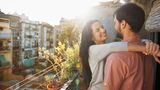 Knutschen auf dem Balkon? Kein Gericht kann das verbieten. Allerdings, wenn es nicht nur dabei bleibt, kann es sehr wohl Ärger geben. Denn Sex auf dem Balkon ist dann "Störung des Hausfriedens". Dadurch kann man sich eine Abmahung des Vermieters einhandeln.