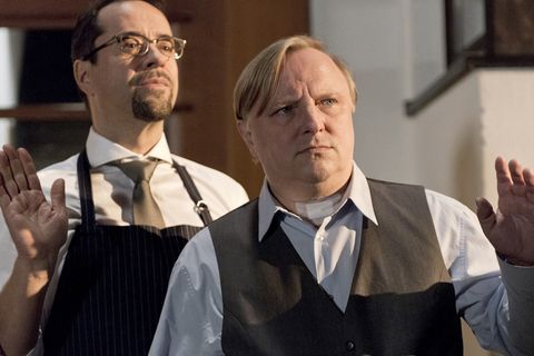 Sind sie nicht ein schönes Paar? Kommissar Frank Thiel (Axel Prahl, r) und Prof. Boerne (Jan Josef Liefers, l) haben sich für den reichen Erbonkel des Professors in Schale geworfen.