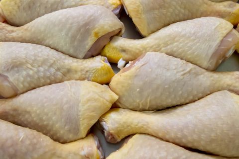 "Ernstes Problem": In einer Untersuchung waren zwei von drei Proben Hähnchenfleisch mit multiresistenten Keimen belastet.