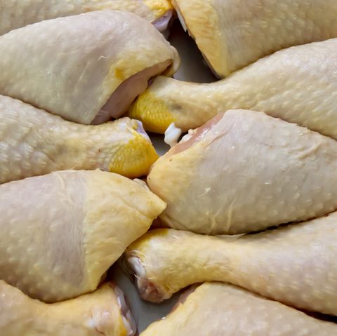 "Ernstes Problem": In einer Untersuchung waren zwei von drei Proben Hähnchenfleisch mit multiresistenten Keimen belastet.