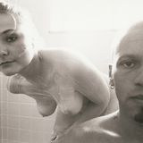 Dieses Foto eines Paares unter der Dusche entstand in den frühen 90er Jahren.