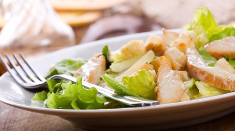 Wer Hühnchen grillt, weiß oft nicht, was er mit den Resten anstellen soll. Wir haben ein köstliches Rezept für einen grandiosen Salat (Symbolbild) - mit nur zwei Zutaten.