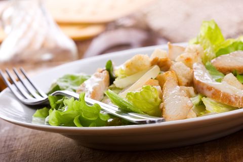 Wer Hühnchen grillt, weiß oft nicht, was er mit den Resten anstellen soll. Wir haben ein köstliches Rezept für einen grandiosen Salat (Symbolbild) - mit nur zwei Zutaten.
