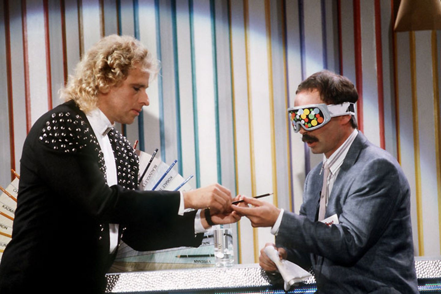 Geburtstag von Thomas Gottschalk: Betrug bei "Wetten, dass ..?" im September 1988: Bernd Fritz wettete, er könne die Farbe von Buntstiften durch Lecken an der Buntstiftspitze erkennen. Nach der gewonnenen Wette outete er sich als Redakteur des Satire-Magazins "Titanic" und gab zu, durch die angeblich dicht sitzende Augenbinde geblinzelt zu haben. Peinlich für Gottschalk, solch ein Zwischenfall kam nie wieder vor Betrug bei "Wetten, dass ..?" im September 1988: Bernd Fritz wettete, er könne die Farbe von Buntstiften durch Lecken an der Buntstiftspitze erkennen. Nach der gewonnenen Wette outete er sich als Redakteur des Satire-Magazins "Titanic" und gab zu, durch die angeblich dicht sitzende Augenbinde geblinzelt zu haben. Peinlich für Gottschalk, solch ein Zwischenfall kam nie wieder vor.