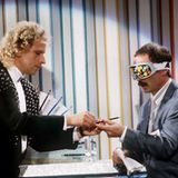 Betrug bei "Wetten, dass ..?" im September 1988: Bernd Fritz wettete, er könne die Farbe von Buntstiften durch Lecken an der Buntstiftspitze erkennen. Nach der gewonnenen Wette outete er sich als Redakteur des Satire-Magazins "Titanic" und gab zu, durch die angeblich dicht sitzende Augenbinde geblinzelt zu haben. Peinlich für Gottschalk, solch ein Zwischenfall kam nie wieder vor.