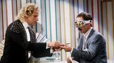 Betrug bei "Wetten, dass ..?" im September 1988: Bernd Fritz wettete, er könne die Farbe von Buntstiften durch Lecken an der Buntstiftspitze erkennen. Nach der gewonnenen Wette outete er sich als Redakteur des Satire-Magazins "Titanic" und gab zu, durch die angeblich dicht sitzende Augenbinde geblinzelt zu haben. Peinlich für Gottschalk, solch ein Zwischenfall kam nie wieder vor.
