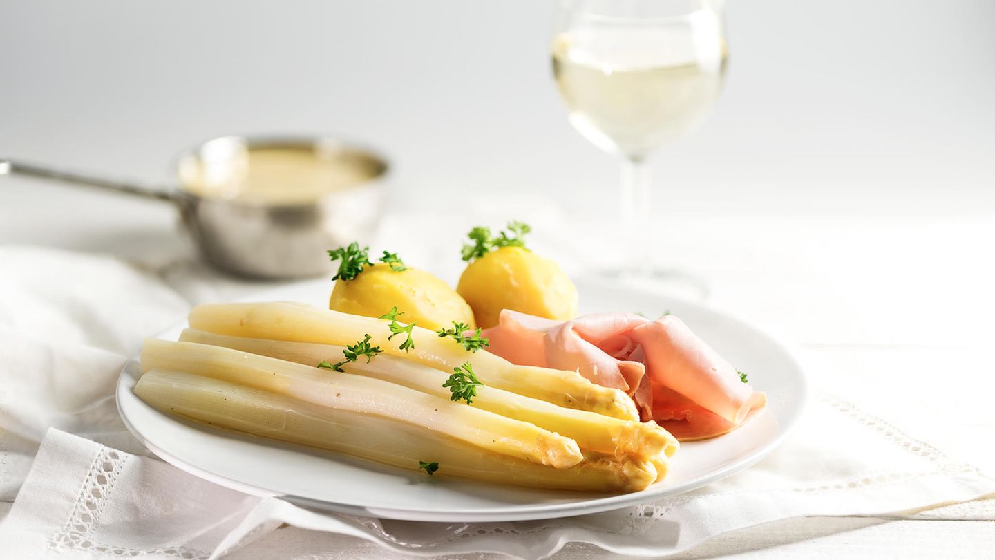 Oh, wie praktisch: Sie wollen Spargel essen - und direkt daneben finden Sie auch gleich Sauce Hollandaise und abgepackten Schinken. Toller Service! Oder einfach nur ein sehr geschickter Verkaufsschachzug. Denn hier greifen Kunden direkt zu, obwohl die Produkte nicht wirklich günstig sind.