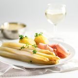 Oh, wie praktisch: Sie wollen Spargel essen - und direkt daneben finden Sie auch gleich Sauce Hollandaise und abgepackten Schinken. Toller Service! Oder einfach nur ein sehr geschickter Verkaufsschachzug. Denn hier greifen Kunden direkt zu, obwohl die Produkte nicht wirklich günstig sind.