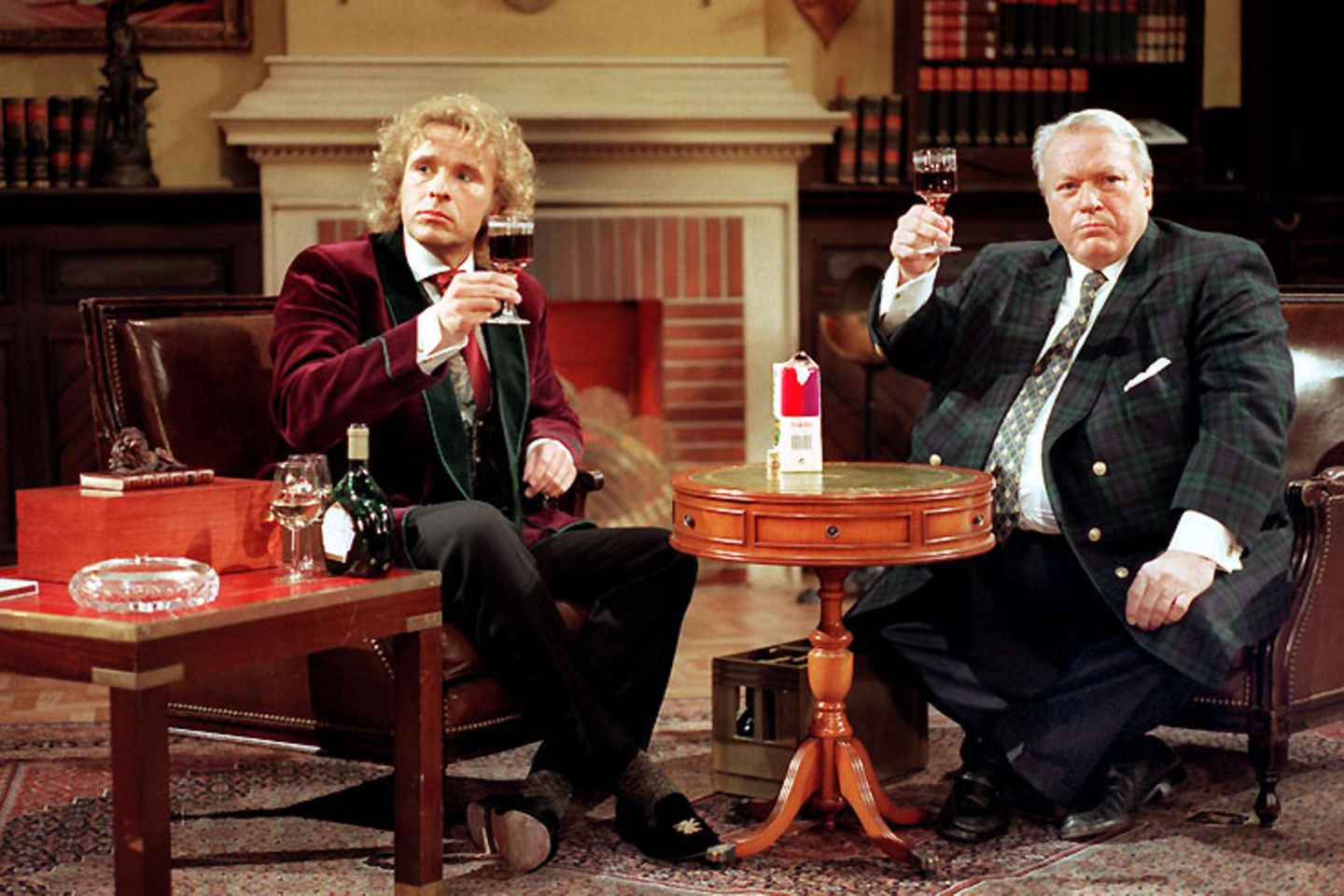 Geburtstag von Thomas Gottschalk: Zwei Jahre pausierte Thomas Gottschalk bei "Wetten, dass..?", Moderator war Wolfgang Lippert. In der Zeit widmete sich Gottschalk TV-Experimenten: Bei RTL startete er "Gottschalks Late Night", erfolglos, aber wegweisend für seine Nachfolger wie Harald Schmidt, Kerner oder Raab. Bei Sat.1 moderierte er "Gottschalks Haus-Party", dazu lud er Gäste wie Schauspieler Günter Strack in ein wohnzimmerartiges Studio ein, plauderte und spielte Spielchen mit ihnen Zwei Jahre pausierte Thomas Gottschalk bei "Wetten, dass...?", Interims-Moderator war Wolfgang Lippert. In der Zeit widmete sich Gottschalk TV-Experimenten: Bei RTL startete er "Gottschalks Late Night", erfolglos, aber wegweisend für seine Nachfolger wie Harald Schmidt, Kerner oder Raab. Bei Sat.1 moderierte er "Gottschalks Haus-Party", dazu lud er Gäste wie Schauspieler Günter Strack in ein wohnzimmerartiges Studio ein, plauderte und spielte Spielchen mit ihnen.