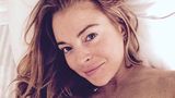 "Bereit für ein weiteres Workout heute!", postet Skandalnudel Lindsay Lohan ganz brav aus ihrem Bett. Ohne Make-up und mit ganz vielen Sommersprossen ist sie fast nicht zu erkennen.