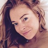 "Bereit für ein weiteres Workout heute!", postet Skandalnudel Lindsay Lohan ganz brav aus ihrem Bett. Ohne Make-up und mit ganz vielen Sommersprossen ist sie fast nicht zu erkennen.