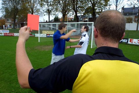 Auch wenn es mal Rot gibt: Auf dem Bolzplatz ist die Fußball-Welt noch in Ordnung