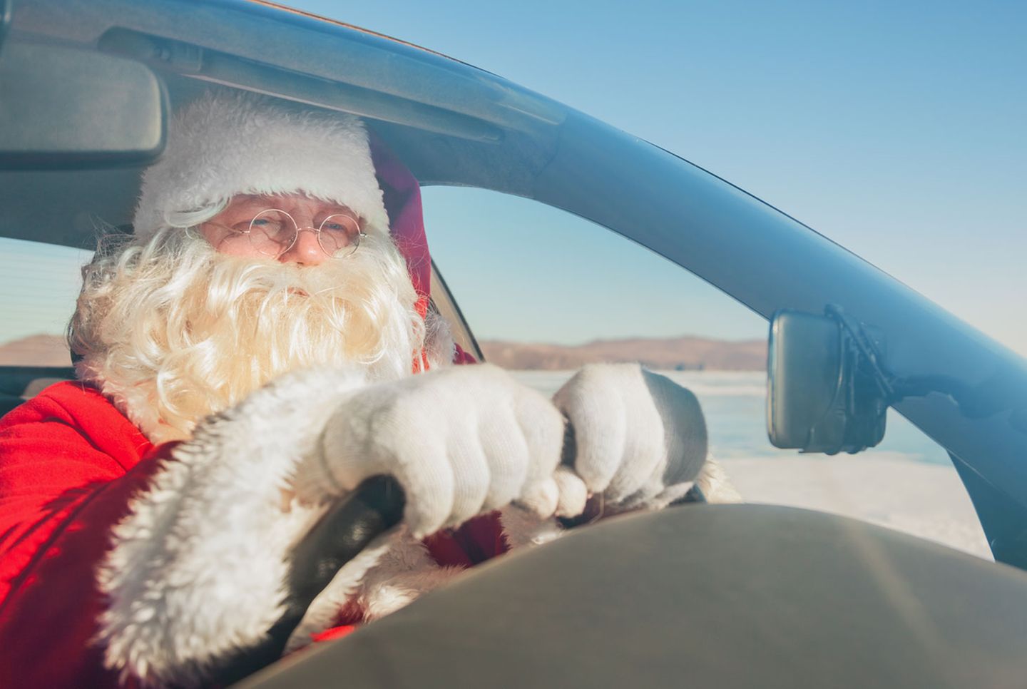 Autofahren im Weihnachtsmann- oder Batmankostüm geht leider nicht. Gesichtsmasken sind verboten. Es kann ein Verwarngeld ausgesprochen werden.