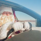Autofahren im Weihnachtsmann- oder Batmankostüm geht leider nicht. Gesichtsmasken sind verboten. Es kann ein Verwarngeld ausgesprochen werden.