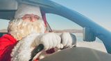 Autofahren im Weihnachtsmann- oder Batmankostüm geht leider nicht. Gesichtsmasken sind verboten. Es kann ein Verwarngeld ausgesprochen werden.
