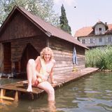 Seine Frisur hat er nie geändert: Der junge Thomas sitzt 1980 am Bootssteg und hält das Bein ins kalte Wasser des Weßlingers Sees im Starnberger Landkreis.