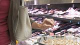 Kleine Probierhäppchen an der Wurst- oder Käsetheke sind super, um sich die Zeit zu vertreiben, während die Ware verpackt wird. Doch die kleinen Käsewürfel laden zum Einkaufen ein. Denn schmeckt das Häppchen, greift der Kunde gerne zu.