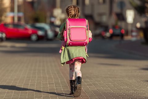 Schlimm, was die Kinder heute so alles schleppen müssen ...