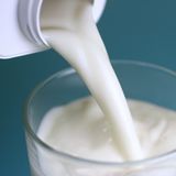 Mythos 2: H-Milch enthält keine Nährstoffe Beim Nährstoffgehalt schneidet haltbare Milch tatsächlich etwas schlechter ab als Frischmilch. Sie schwächelt in erster Linie beim Gehalt an Folsäure und Vitamin C. Damit steht die H-Milch noch ganz gut da. Denn wer Frischmilch selbst auf dem heimischen Herd abkocht, riskiert, dass deutlich mehr Vitamine verloren gehen: rund die Hälfte des ursprünglich enthaltenen Vitamins B12 und drei Viertel des Vitamins C. Allerdings bleibt fraglich, ob diese Verluste für die Ernährung überhaupt eine Rolle spielen. Milch gilt zwar als nützliche Quelle für Vitamine - sie ist aber nicht entscheidend für eine ausreichende Versorgung.