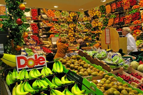 Die Obst- und Gemüseabteilungen sehen inzwischen aus wie ein kleiner Wochenmarkt - und genau das ist auch der gewünschte Effekt. Denn diese Marktatmosphäre soll Frische und Regionalität vermitteln. Und die Kunden zum Zugreifen verleiten.