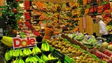 Die Obst- und Gemüseabteilungen sehen inzwischen aus wie ein kleiner Wochenmarkt - und genau das ist auch der gewünschte Effekt. Denn diese Marktatmosphäre soll Frische und Regionalität vermitteln. Und die Kunden zum Zugreifen verleiten.