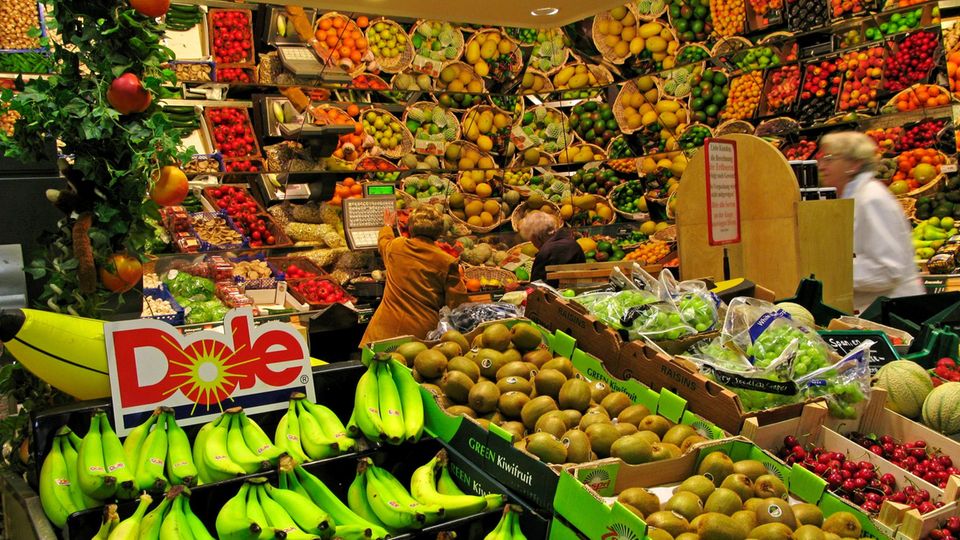 Die Obst- und Gemüseabteilungen sehen inzwischen aus wie ein kleiner Wochenmarkt - und genau das ist auch der gewünschte Effekt. Denn diese Marktatmosphäre soll Frische und Regionalität vermitteln. Und die Kunden zum Zugreifen verleiten.