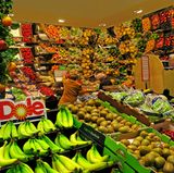 Die Obst- und Gemüseabteilungen sehen inzwischen aus wie ein kleiner Wochenmarkt - und genau das ist auch der gewünschte Effekt. Denn diese Marktatmosphäre soll Frische und Regionalität vermitteln. Und die Kunden zum Zugreifen verleiten.