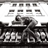 Flucht über die Balkonbrüstung? Fassadenkletterei für FKK-Anhänger. Wie in vielen Bildern von Oliver Rath wird gern doppelbödig und erotisch angedeutet, ohne die Geschichte jedoch platt auszuerzählen.